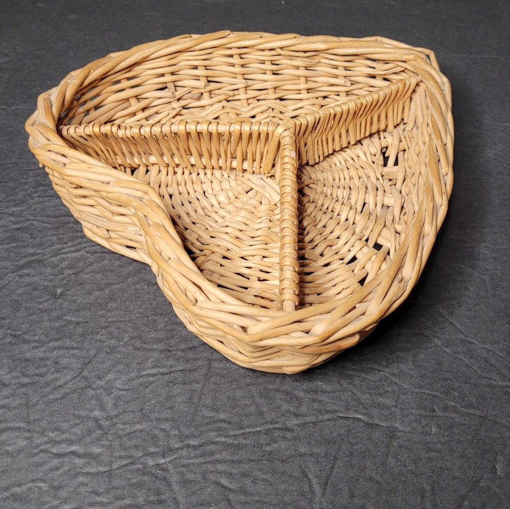 Heart Shaped Divided Vintage Basket - Picture 2 of 9